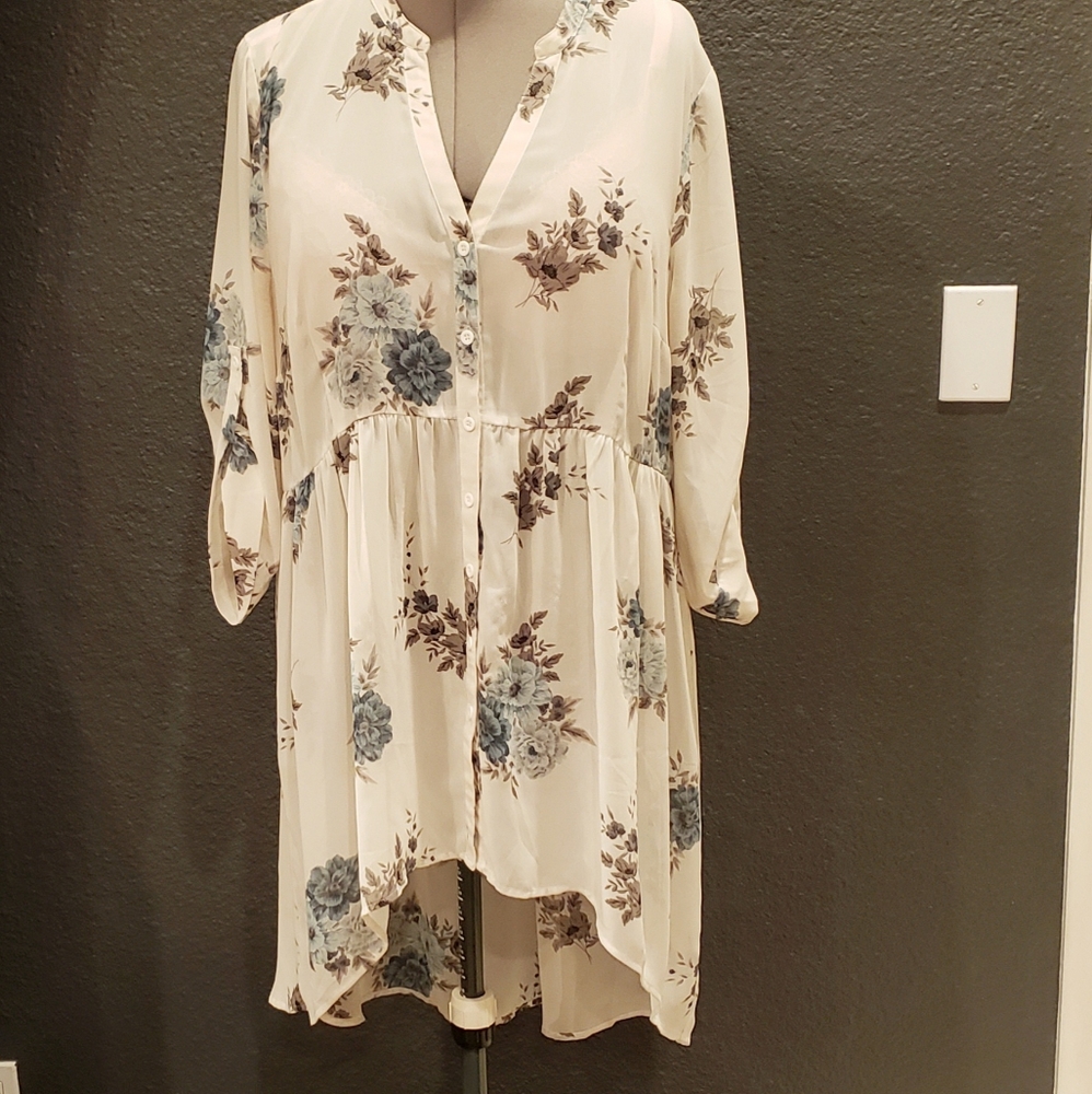 TORRID LEXIE - HI-LO BABYDOLL White w/ Blue Floral CHIFFON TUNIC TOP Size 2